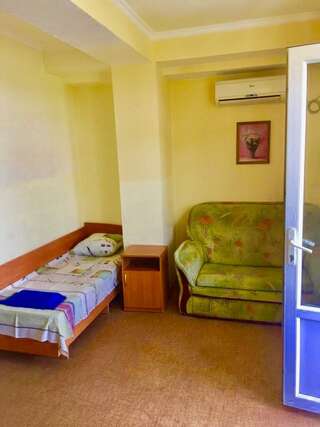 Гостиница Московский Судак Четырехместный номер с балконом-4