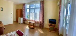 Гостиница Московский Судак Двухместный номер с 1 кроватью или 2 отдельными кроватями и собственной ванной комнатой-2