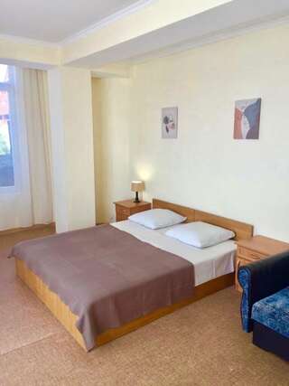 Гостиница Московский Судак Трехместный номер Делюкс с видом на море-1